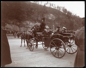 Veduta di uomini militari, incluso il Contrammiraglio Robley Dunglison Evans, e il Principe in una carrozza a West Point, 1905